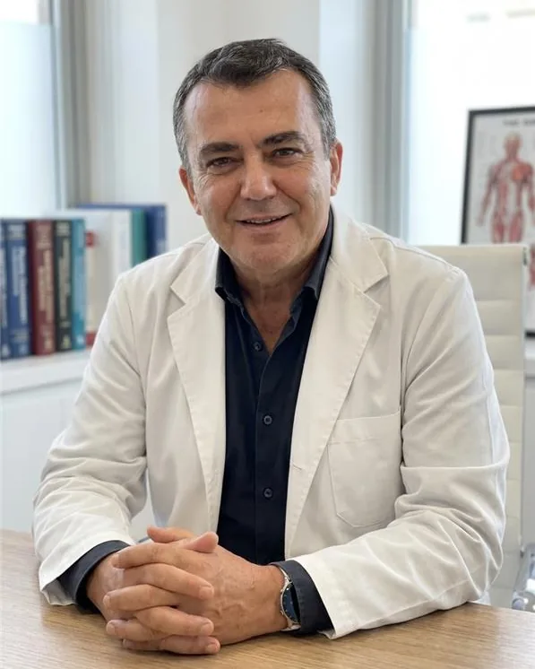 Retrato del Dr. Juan José Casado Caro, director médico de Alluring Clinic