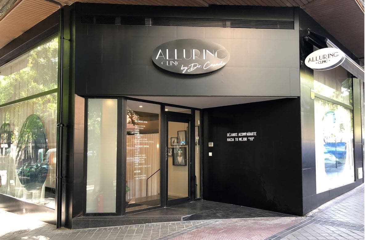 Fachada de Alluring Clinic by Dr. Casado en la esquina de la calle Trafalgar 9, Chamberí